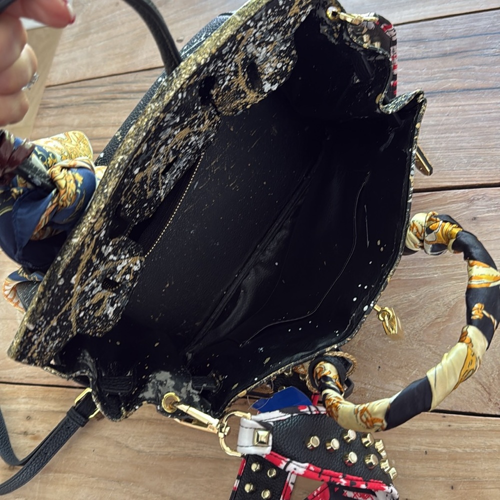 Custom painted Black and Gold Women's Handbag with lock closure - Picture 8 of 10